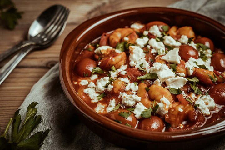 Authentisches griechisches Rezept für Shrimps Saganaki mit Tomaten, Ouzo und Feta